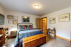 Secluded 2 BR Cottage w/ Private W/d, Wifi & Patio