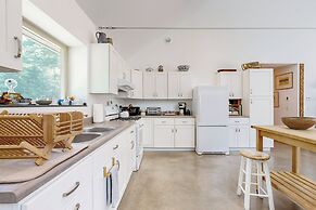 Secluded 2 BR Cottage w/ Private W/d, Wifi & Patio