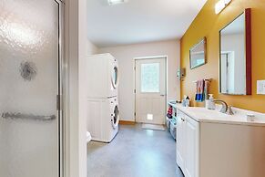 Secluded 2 BR Cottage w/ Private W/d, Wifi & Patio