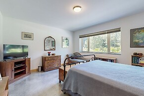 Secluded 2 BR Cottage w/ Private W/d, Wifi & Patio