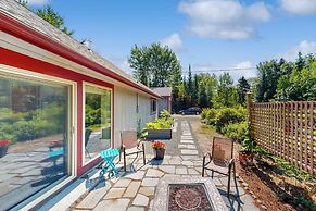 Secluded 2 BR Cottage w/ Private W/d, Wifi & Patio