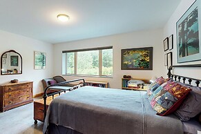 Secluded 2 BR Cottage w/ Private W/d, Wifi & Patio