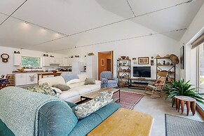 Secluded 2 BR Cottage w/ Private W/d, Wifi & Patio