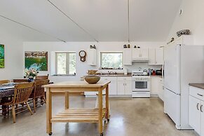 Secluded 2 BR Cottage w/ Private W/d, Wifi & Patio