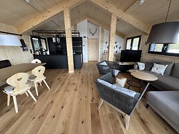 Superior Chalet With Sauna & Hot Tub