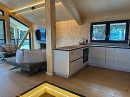 Superior Chalet With Sauna & Hot Tub