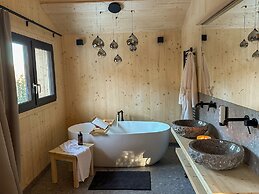 Superior Chalet With Sauna & Hot Tub