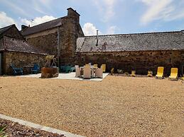 Neulliac Family Cottage With Pool