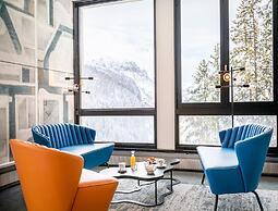 Stylish Alpine Base With Workspace