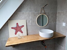 Stunning Holiday Cottage in Neulliac