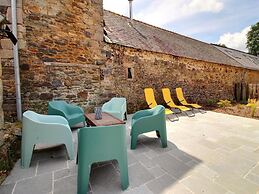 Stunning Holiday Cottage in Neulliac