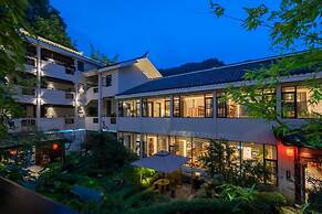 Serene Peaks Courtyard