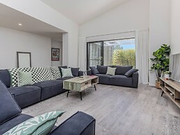 Longboard Coastal Retreat