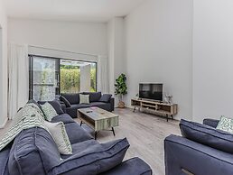 Longboard Coastal Retreat