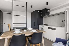 Modern 2BR Apt w Parking Near Melbourne Central