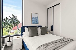 Modern 2BR Apt w Parking Near Melbourne Central