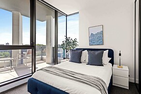Modern 2BR Apt w Parking Near Melbourne Central