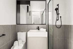 Modern 2BR Apt w Parking Near Melbourne Central