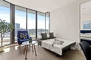 Modern 2BR Apt w Parking Near Melbourne Central