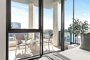 Modern 2BR Apt w Parking Near Melbourne Central