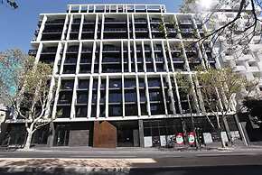 Modern 2BR Apt w Parking Near Melbourne Central