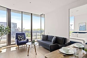 Modern 2BR Apt w Parking Near Melbourne Central