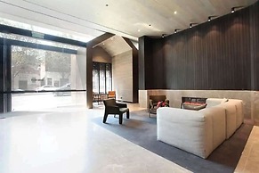 Modern 2BR Apt w Parking Near Melbourne Central
