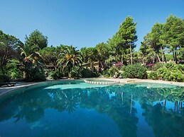 Residence With Swimming Pool Near the sea