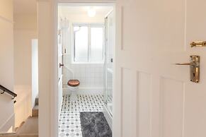 Host Stay Combpyne