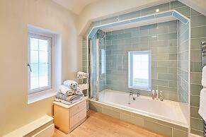 Host Stay Deepdale Apartment
