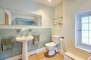 Host Stay Deepdale Apartment