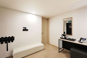 J-Bay Tourist Hotel