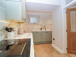 5 Caxton House