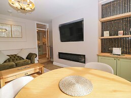 5 Caxton House