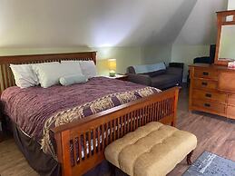 Colonial Charm Inn