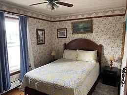 Colonial Charm Inn