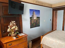 Colonial Charm Inn