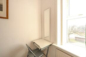 Apt - Sleeps 10 - Parking - Ideal for Contractors