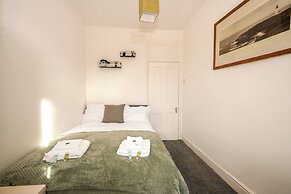 Apt - Sleeps 10 - Parking - Ideal for Contractors