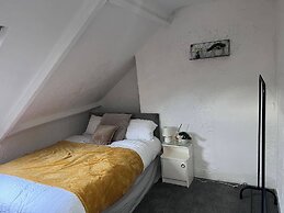 Apt - Sleeps 10 - Parking - Ideal for Contractors