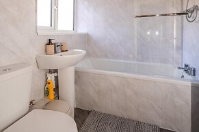 Apt - Sleeps 10 - Parking - Ideal for Contractors