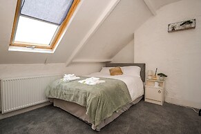 Apt - Sleeps 10 - Parking - Ideal for Contractors