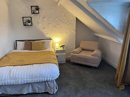 Apt - Sleeps 10 - Parking - Ideal for Contractors