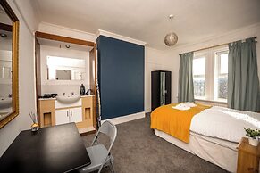 Apt - Sleeps 10 - Parking - Ideal for Contractors