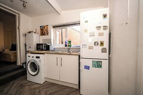Apt - Sleeps 10 - Parking - Ideal for Contractors