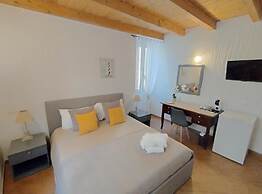 HOLMANN SUITE ROOMS