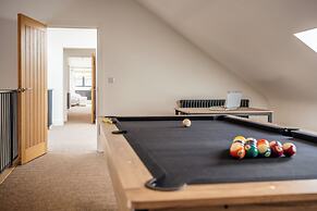 Luxury Cotswolds Estate with Pool