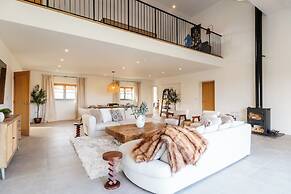 Luxury Cotswolds Estate with Pool