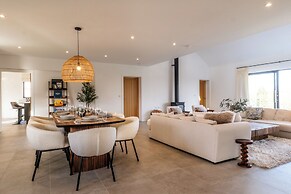 Luxury Cotswolds Estate with Pool