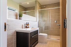 Luxury Cotswolds Estate with Pool